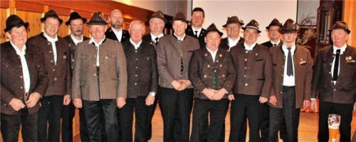 Neben Vorsitzendem Anton Millauer (rechts) stehen 350 Jahre Böllerschützen vom Krieger- und Veteranenverein Kematen-Dettendorf: Peter Willer, Franz Xaver Engelsberger, Wolfgang Bucher junior, Martin Impler, Martin Brunnhuber, Martin Huber, Benno Röpfl, Georg Feller, Josef Schweiger, Anton Mayr, Sebastian Millauer, Thomas Heiss, Xaver Engelsberger, und Xaver Singer. Foto  Strim