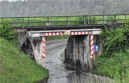 Wie geht es weiter mit der Unterführung bei Klugham? Um eine Förderung zu bekommen, muss sie breiter gebaut werden als ursprünglich geplant. Unklar ist, ob der komplette Straßenzulauf angepasst werden muss. Die Kosten würden damit nochmals steigen. Foto Schwarz