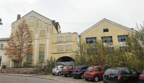 Neuer Glanz für Malzhaus (links), Sudhaus (rechts) und die nicht auf dem Bild befindliche Dependance an der Kolbermoorer Straße, ein Zwischenbau sowie ein Verbrauchermarkt im hinteren Bereich an der Krankenhausstraße – das sieht eine Konzeptstudie für die Kellerberg-Bebauung vor. Foto  Lagler