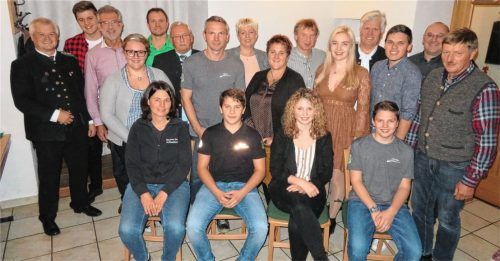 Neumarkts Meisterschützen (von links): Schützenmeister Erich Jungwirth, Philipp Siegerstetter, Karl-Heinz Schall, Margit Durmeier, Brigitte Obermaier, Stephan Spirkl, Zweiter Bürgermeister Michael Asbeck, Georg Maier, Moritz Heizinger, Monika Heiß, Heike Perzlmeier, Bettina Huber, Martin Huber, Sophie Heiß, Gerhard Holzmann, Michael Bichlmaier, Claudius Maier, Erwin Bichlmaier und Gerhard Huber.Fotos Jaensch
