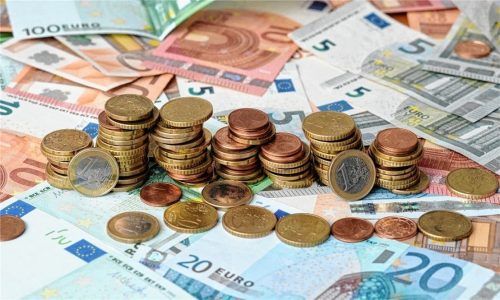 Nicht „auf Heller und Pfennig“, sondern auf den Cent genau trug Kämmerer Andreas Mennel die Summen aus den Eckdaten des Haushalts 2019 vor. Foto  dpa