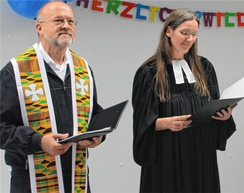 Nicht nur bei öffentlichen Anlässen, wie hier der Einweihung einer Kindertagesstätte, treten Pater Bernhard Stiegler und Pfarrerin Anita Leonhardt gemeinsam auf. Wer möchte und Glück hat, kann die beiden Pfarrer in einer Verlosungsaktion für einen ökumenischen Wohnzimmergottesdienst im Advent gewinnen. Foto  Archiv/Sutherland