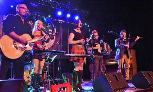 Nomen Est Omen: Die Band „steIRISH stew“ bringt Irland und das Salzkammergut musikalisch zusammen. Der Clou aber kam nach der Pause mit einer Dudelsack-Spielerin. Foto  Schlecker