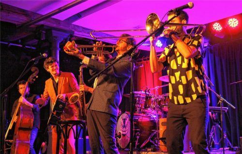 Norbert Schneider und seine Band begeisterten im Haberkasten mit einem frechen, frischen Programm. Foto  Von Ahn