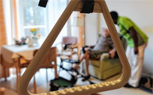 Ob pflegende Angehörige, Pflegedienst oder Pflegeheim: Bei der Pflegekasse können Betroffene organisatorische und finanzielle Hilfe beantragen. Foto dpa