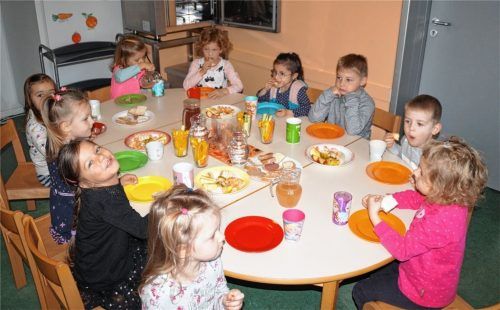 Obst, Gemüse, Brot mit Käse oder Salami, dazu Wasser, Tee und Apfelsaft aus dem Kita-Garten: Die Mädchen und Buben der Kindertagesstätte Christkönig haben die Wahl. Schon seit mehr als einem Jahrzehnt gibt es die gesunde Brotzeit, jeden Tag für alle Kinder. „Wir haben damit gute Erfahrungen gemacht“, sagt Leiterin Tamara Tusche.Foto  Grundner