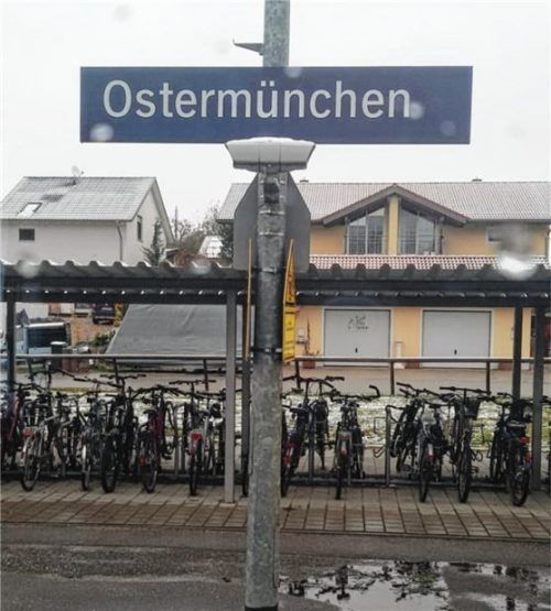 Ostermünchen käme wie „Ostermünchow“ von den im Osten (von Kloster Tegernsee!) wohnenden Mönchen.