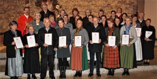Pfarrer Ernst Kögler (ganz oben links) verlieh den Mitgliedern des Bad Feilnbacher Kirchenchores Ehrenzeichen des Pfarrverbandes Maria Morgenstern. Urkunden gab es für (unten von links): Maria Thurnwald, Traudi Baltheiser, Hans und Liesbeth Peinhofer, Katharina Bachmeier, Siegfried Seebacher, Barbara Kolb, Heide Hauser, Anni Steinhart und Michaela Millauer. Foto strim