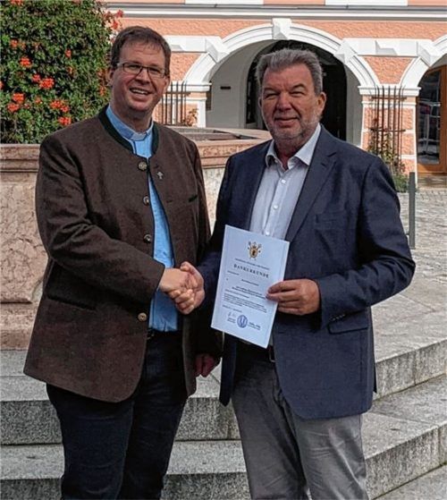 Pfarrer Michael Seifert (links) dankt Reinhard Gruber für sein langjähriges Engagement in der Kirchenverwaltung Kraiburg. Foto  Pfarrei