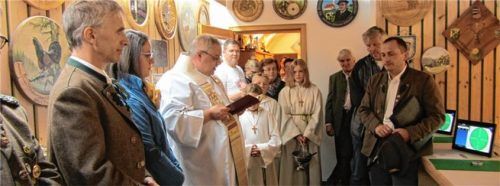 Pfarrer Pater Paul bei der Segnung der neuen elektronischen Stände. Foto re