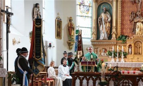 Pfarrer Paul Janßen erinnerte an die Toten, die in den letzten Kriegen ums Leben kamen. Foto rehberg