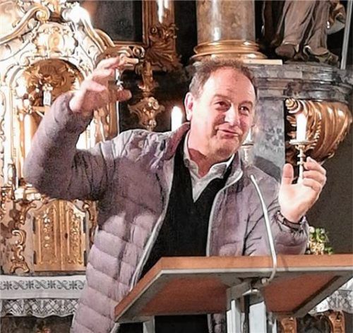 Pfarrer Rainer Maria Schießler begeisterte die Besucher in der Pfarrkirche St. Laurentius in Pfaffenhofen.Foto Sperber