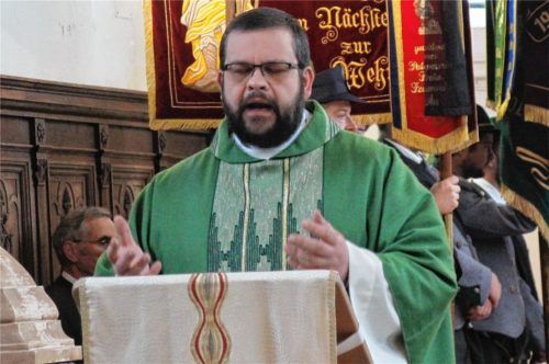 Pfarrvikar Tivadar Jasura wird den Pfarrverband Maria Morgenstern Ende des Jahres verlassen. Die Gläubigen in der Gemeinde Bad Feilnbach wollen das nicht einfach so hinnehmen und haben Unterschriften gesammelt. Foto  Strim