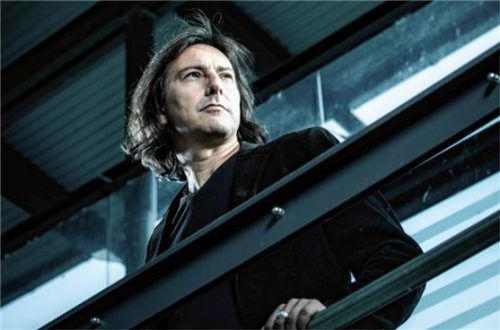 Pippo Pollina steht erneut auf der Bühne in Mühldorf. Dabei zieht er Bilanz seiner bisherigen Tourneen.Foto  re