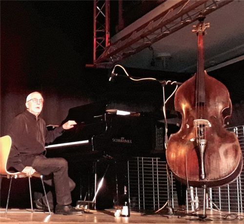 Plauderte auch musikalisch aus dem Nähkästchen: Hans Klaffl ist selbst Lehrer und packte mal so richtig ausFoto  Sönmaz.