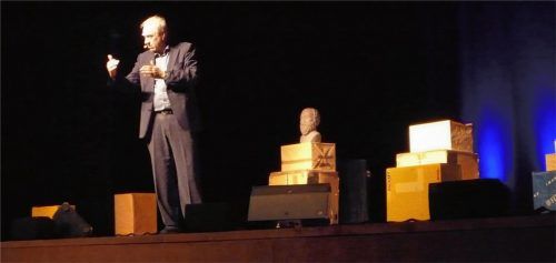 Postpakete auf der Bühne? Kabarettist Bruno Jonas hat dazu ein spezielles Verhältnis. Foto  Füchtner