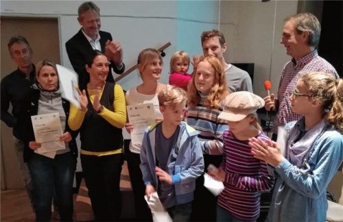 Radverkehrsbeauftragter Frank Wiens (hinten rechts mit Mikrofon) und Erster Bürgermeister Rainer Auer (links oben) danken den Stephanskirchener Radfahrern für eine gesündere Luft für alle in der Region. Ralf Sepper (links) alleine sparte bei der dreiwöchigen Aktion „Stadtradeln“ 150 Kilogram Kohlendioxid ein, weil er 1067 Kilometer radelte anstatt sich dafür ins Auto zu setzen.Foto Sperber
