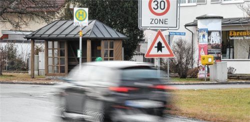 Raser, die die Wasserburger Straße als Abkürzung nutzen, werden künftig spätestens an der Ampel ausgebremst, der Verkehr auf der Salzburger Straße hat Vorrang.