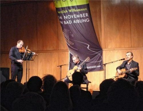 Referenz an einen verstorbenen Komponisten: Die Gitarristen Michael „Kosho“ Koschorreck (links), Augustin Wiedemann und der Bratschist Johannes Erkes spielten Werke von John Dowland im Kurhaus Bad Aibling.Foto  Füchtner