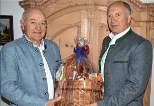 Rimstings Bürgermeister Josef Mayer (rechts) gratuliert Altbürgermeister Florian Hoffmann (links) zum 75. Geburtstag. Foto thümmler
