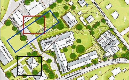 Rot umrandet der geplante Standort der zum Großteil unterirdisch angelegten neuen Großküche des Katharinenheims mit einem begrünten Flachdach. Blau umrandet: das Grünflächenareal zwischen dem bestehenden und dem neu geplanten Kindergarten. Schwarze Fläche: eigentlich für Wohnbebauung vorgesehen. Sie soll an das Katharinenheim veräußert werden, um dort die Großküche zu errichten.thomae