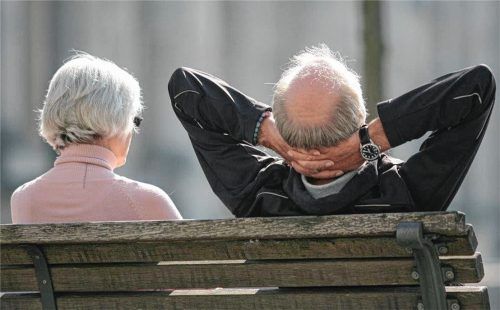 Rund 6000 Senioren leben in Bad Aibling. Für sie gibt es eine Menge Angebote in der Stadt. Doch Sozialreferent Dieter Bräunlich mahnt, eventuell entstehenden Versorgungslücken vorbeugend entgegenzuwirken. Foto  dpa
