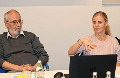 Sandra Schönberger und Hans-Joachim von Oertzen zeigen den Verlauf des Ferienprogramms auf. Foto  STache