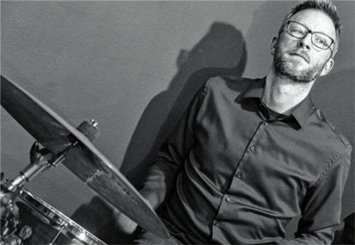 Schlagzeuger David Roesner begleitet die Sängerin und Schauspielerin Johanna Weiske beim musikalischen Abend in der Vetternwirtschaft.Foto  re