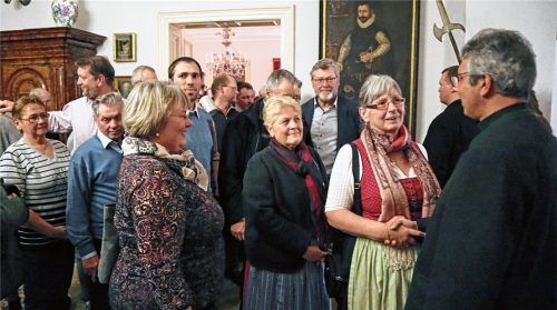 Schlange standen die Menschen, um von Pfarrer Amit Sinha Roy Abschied zu nehmen. Fotos Stache