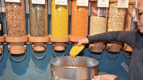 Schon beim Einkaufen werden wichtige Entscheidungen getroffen: Nachhaltig handelt, wer sich für möglichst unverpackte Produkte entscheidet, die am besten aus der Region stammen. Treffen immer mehr Konsumenten diese Entscheidung, muss sich gemäß dem Gesetz von Nachfrage und Angebot die Wirtschaft danach ausrichten. Unternehmen in der Region, die sich in Sachen Nachhaltigkeit bereits engagieren, sind zum Beispiel der Unverpackt Laden in Rosenheim, EM-Chiemgau, Soto Bad Endorf, Chiemgauer Naturfleisch, Barnhouse in Mühldorf und viele mehr.Foto schlecker