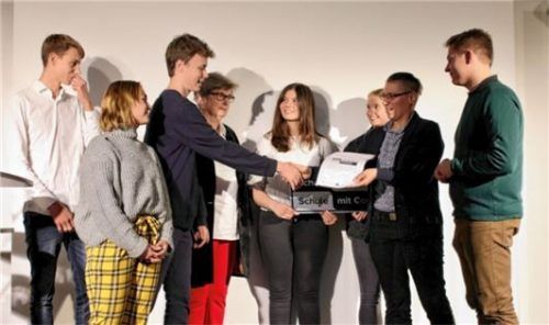 Schülervertreter und Mitglieder des P-Seminars sowie Schulleiterin Brigitte Würth (Vierte von links) bei der Überreichung der Plakette durch den Vertreter des Netzwerks „Schule ohne Rassismus – Schule mit Courage“, Ron Otto (Zweiter von rechts).Foto re