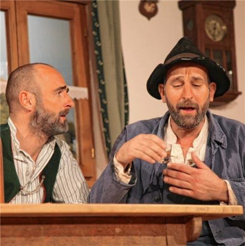 Schwierige Beratung: Bauer Thomas Stanggassinger (Georg Janko, links) und Korbinian, der „Sagfeiler“ (Martin Janko) besprechen das bevorstehende, schwerwiegende Geständnis.Fotos Münch