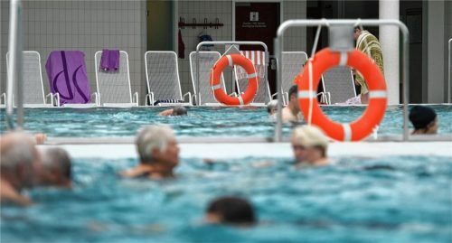 Schwimmen in einem Hallenbad: dass dies im westlichen Landkreis bald wieder möglich ist, dafür stehen die Chancen derzeit nicht besonders gut.Foto DPA