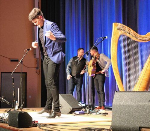 Séamus ó Flatharta steppt, bis er außer Atem ist, während seine Bandkollegen im Hintergrund miteinander ratschen. Fotos von ahn