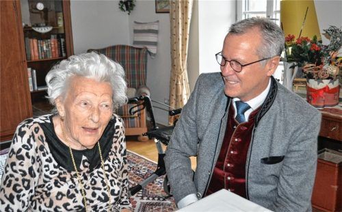 Sehr gefreut hat sich die 104-jährige Katharina Gruber, dass zu ihrem Geburtstag auch Bürgermeister Rudi Jantke gekommen war.Foto eder