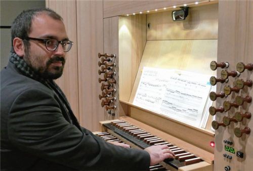 Sehr sympathisch zeigte sich Carlo M. Barile aus Bari an der Orgel.Foto  Janka