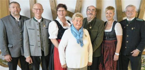 Seit 40 Jahren Mitglied bei den Hubertus-Schützen: Schützenmeister Johann Kirschner, Johann Obermaier, Marianne Maier, Juliane Bauer und Johann Bumberger, Zweite Schützenmeisterin Irene Geiss und Gauschützenmeister Erich Jungwirth (von links).Fotos Ehgartner