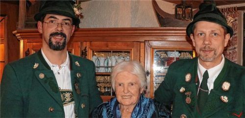 Seit 70 Jahren aktives Mitglied im Trachtenverein „D´ Geiglstoana“ Sachrang. Katharina Pertl – Fahnenmutter bei der Fahnenweihe 1988 - trat 1949 in den Verein ein. Die Vorsitzenden Hans Stangl (links) und Bernhard Bauer (rechts) überreichten Ehrenzeichen und Ehrenurkunde. Foto  Rehberg