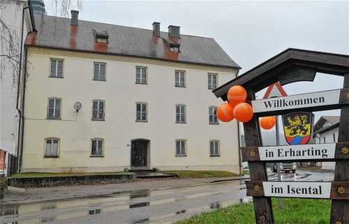 Seit Jahren steht das Gebäude am südlichen Ortseingang von Erharting leer. Jetzt soll es wieder mit Leben erfüllt werden. Die Aussicht auf Förderung, günstige Darlehen und die Chance, Wohnraum für Personen mit wenig Einkommen zu schaffen, begünstigten die Zustimmung des Gemeinderates, einen Kostenplan erstellen zu lassen.Foto Fuhrmann