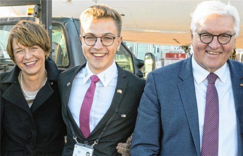 Seite an Seite mit dem Bundespräsidenten: Martin Auer (19), Azubi aus Unterwössen, erlebte Frank-Walter Steinmeier und dessen Frau Elke Büdenbender auf der gemeinsamen Reise nach Boston als sehr aufgeschlossen und nahbar. Foto  Guido Bergmann