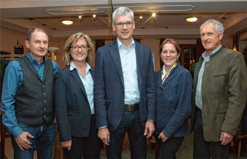 Sie führen die Kandidatenliste für den Gemeinderat an: (von links) Wilhelm Schellmoser, Michaela Leidel, Bürgermeister Philipp Bernhofer, Christine Paulus und Georg Bauer.Foto berger