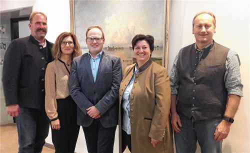 Sie führen die ÜWG-Liste für den Gemeinderat an: (von links) Vorsitzender Peter Fischer, Karina Dingler, Bürgermeisterkandidat Andreas Friedrich, Marianne Fischer und Gerhard Fischer.Foto wagner