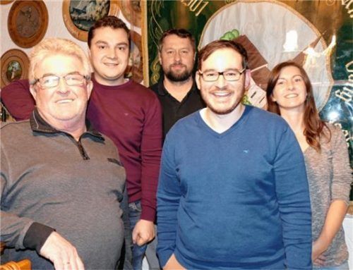 Sie führen in Aschau die SPD-Kandidatenliste zur Gemeinderatswahl 2020 an: Hans Baumgartner (von links), Matthias Höpfinger, Johannes Volk, Martin Höpfinger und Sabine Maier. Foto  Bachmaier