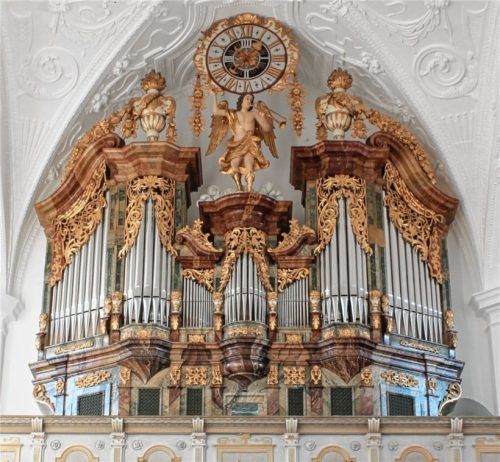 Sie singt und klingt morgen mit ihren 24 Registern und 1298 Pfeifen, aber im historischen Gewand: die neue Orgel in der Basilika Tuntenhausen.Foto  stache