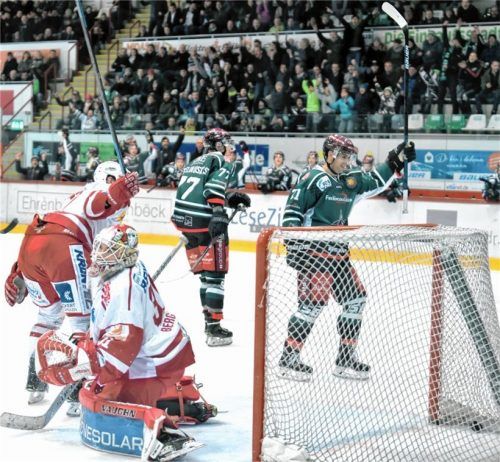 Sieben Tore durften die Starbulls-Spieler und -Fans im Heimspiel gegen Regensburg bejubeln. Alexander Höller (rechts) jubelt über das Tor von Kumeliauskas (77). Foto  Ziegler