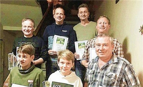 Sieger und Geehrte: (hinten von links) Peter Oberbeil, Thomas Huber, Jens Floegel und Gregor Siglreithmaier. Vorne von links: Elias Köhldorfner, Finn Himborn und Bernhard Graßl. Foto unterforsthuber