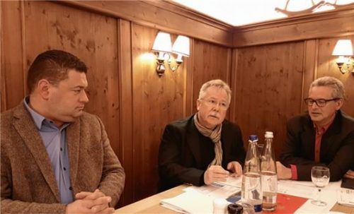 Signale an die Politik sehen Thomas Riedrich, Peter Margraf und Jürgen Benitz-Wildenburg (von links) in ihrer Umfrage und der Petition. Foto Weiser