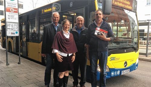 Sind sauer auf den Landkreis und das beauftragte Fachbüro: Michael Schmidt, RVO-Niederlassungsleiter, Claudia Hollinger, Geschäftsführerin der Max Hollinger Omnibusunternehmen GmbH, Ingmar Töppel, Geschäftsführer der Firma Kroiss GmbH, und Gerhard Reiter, Geschäftsführer der Reiter GmbH (von links).Foto Maier