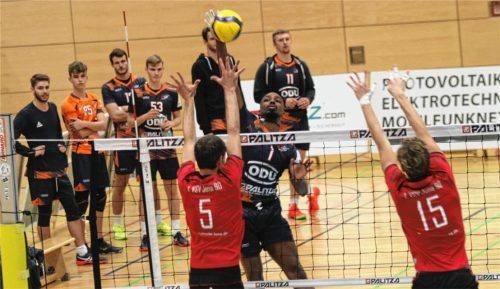 So geht das: Während Mühldorfs Neuzugang Nelson sich in die Höhe schraubt, beobachten seine Mitspieler, wie man effektiv angreift. Das wünschen sich die Mühldorfer auch am morgigen Sonntag, wenn der Tabellenletzte aus Niederviehbach in die Mittelschulturnhalle kommt.Foto Enzinger