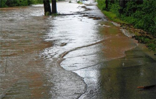 Solche Bilder wie vom Hochwasser 2013 sollen nach Umsetzung aller Schutzmaßnahmen auch im Gemeindebereich von Feldkirchen-Westerham weitestgehend der Vergangenheit angehören. Foto  Merk